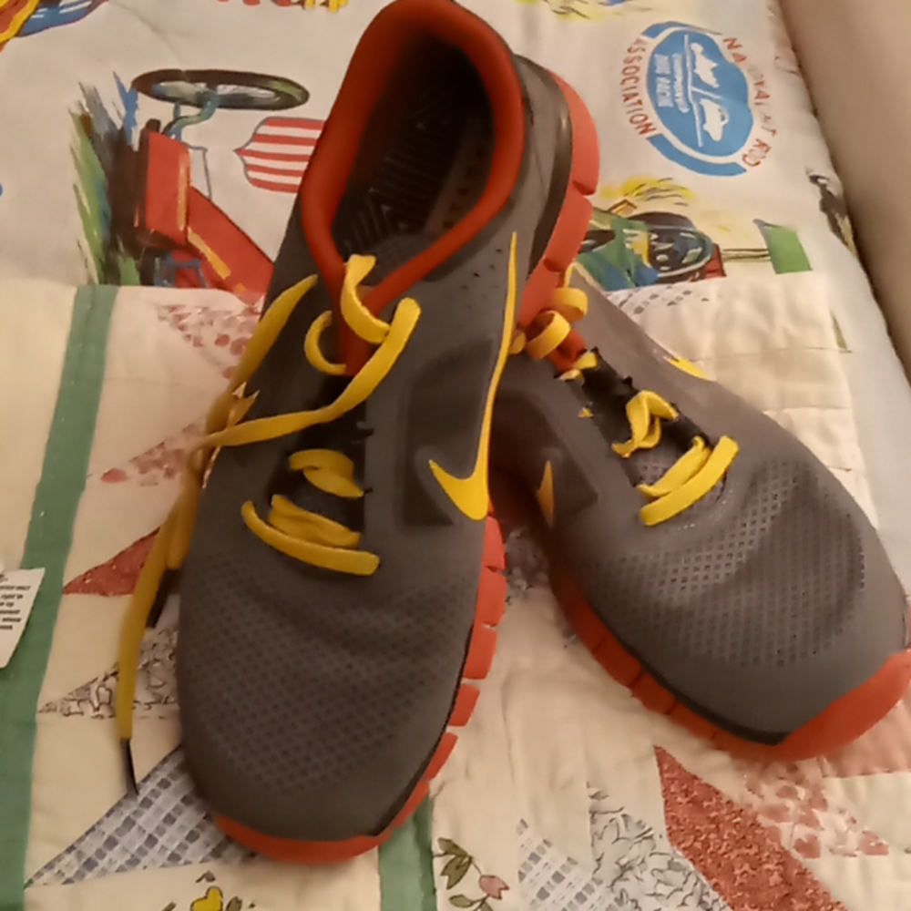 Nike Livestrong sneakers light air size 6